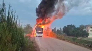 حريق أتوبيس في كفر الشيخ يوقف حركة السير دون خسائر بشرية